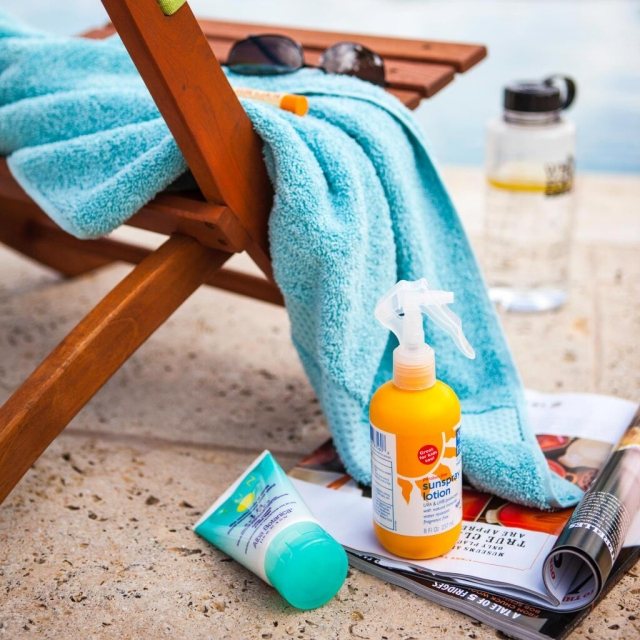 Strandhandduk-vattenflaska-sommar-hudvård-kroppslotion