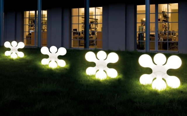 Sparar elkostnader Idéer LED -belysning trädgård gräsmatta Tips 3