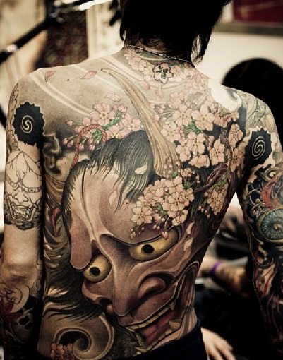 Japanilaiset kallo- ja kukka -tatuointimallit miehille