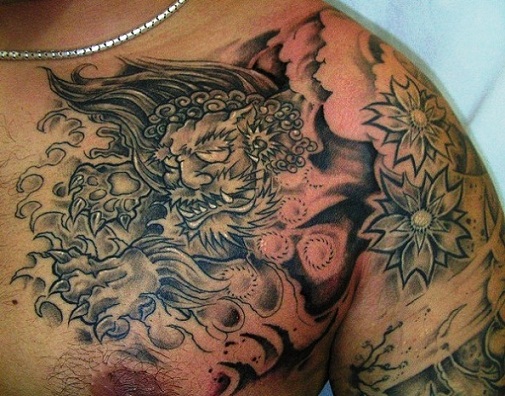 Ιαπωνικό λιοντάρι τατουάζ στο στήθος