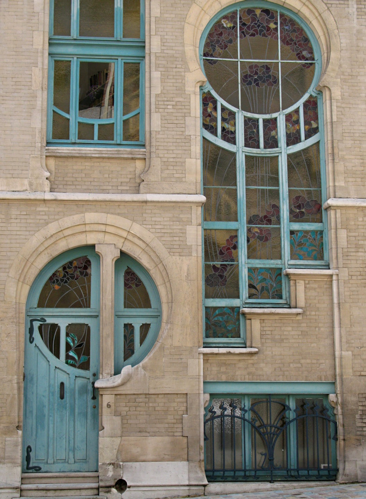 historiskt ytterdörr art nouveau runt fönster