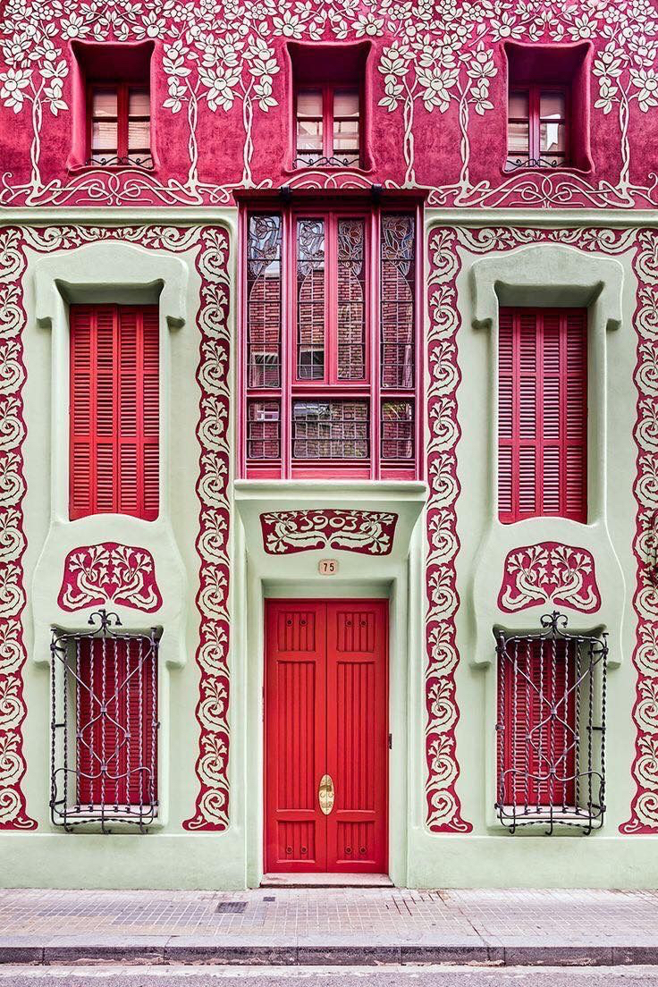 Husfasad art nouveau -prydnad röd ytterdörr