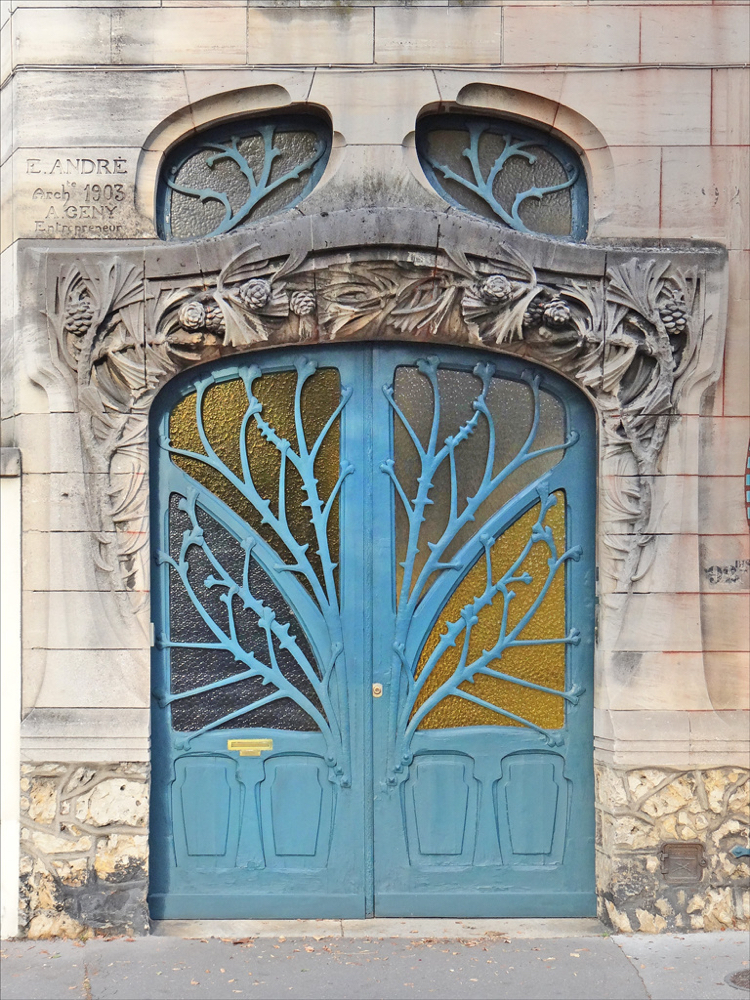 historisk ytterdörr art nouveau med glasblå stenfasad