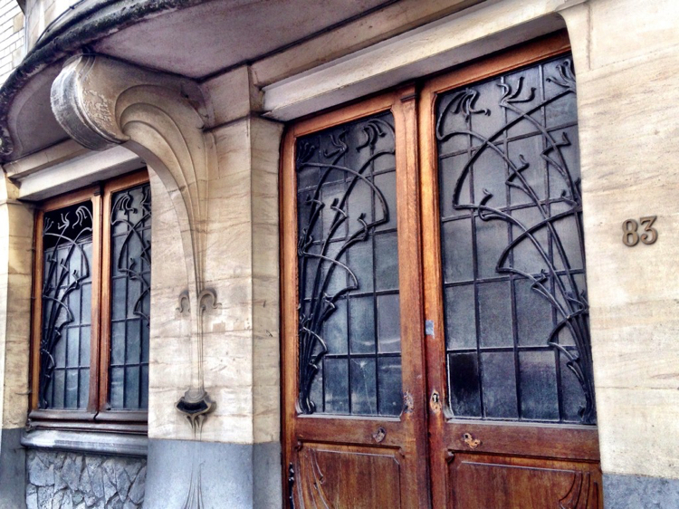 gamla ytterdörr art nouveau -prydnader massivt trä smidesjärn