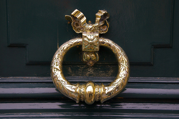 Antika dörrbeslag Art Nouveau mässingskrans