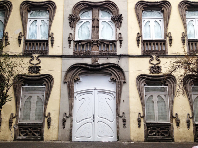 historiskt fönster i art nouveau -dörr