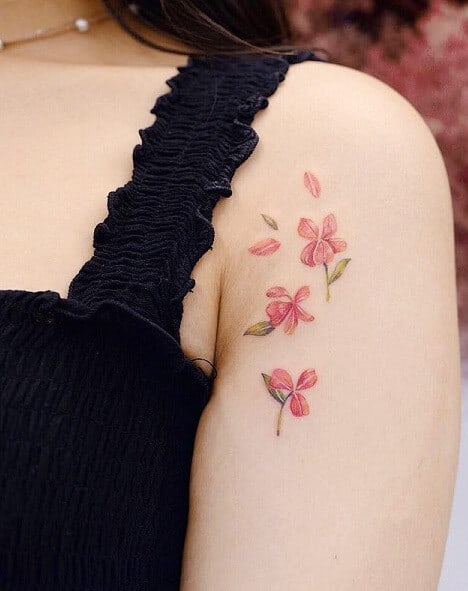 Σχέδιο τατουάζ λουλουδιών για κορίτσια