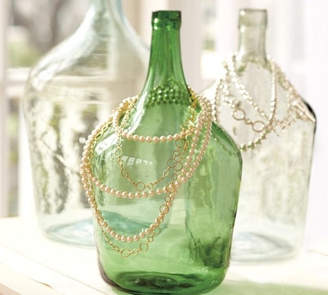 smycken-förvaring-glas-flaskor-pärlkedjor