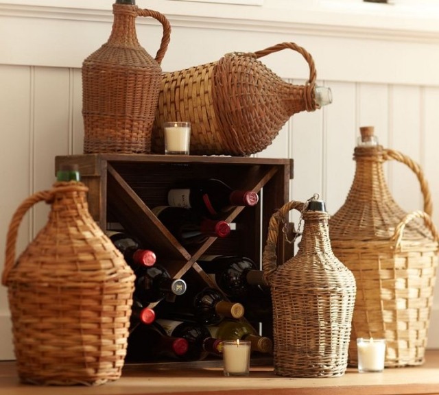 Korg-flaskor-dekorativa-vin-rack-mörkt-trä