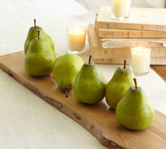 träplanka-dekorativ-grön-päron-bordsdekoration