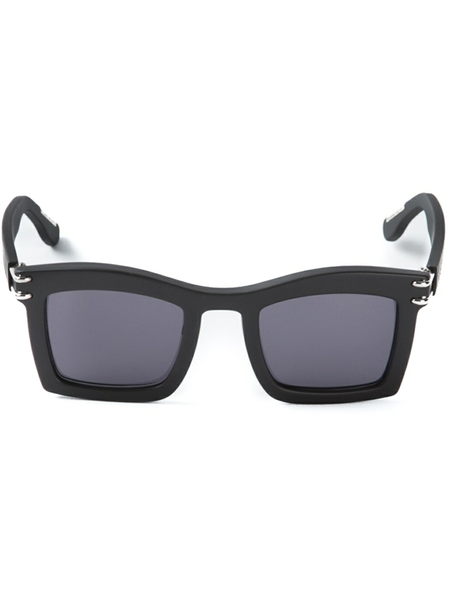 Designer-solglasögon-ram-svart-med-två-metalliska-tempel-käkar