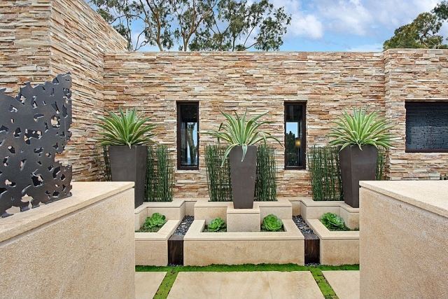 Modern-trädgård-område-lägg-yta-betong-plattor-sekretess-skärm-vägg-sten