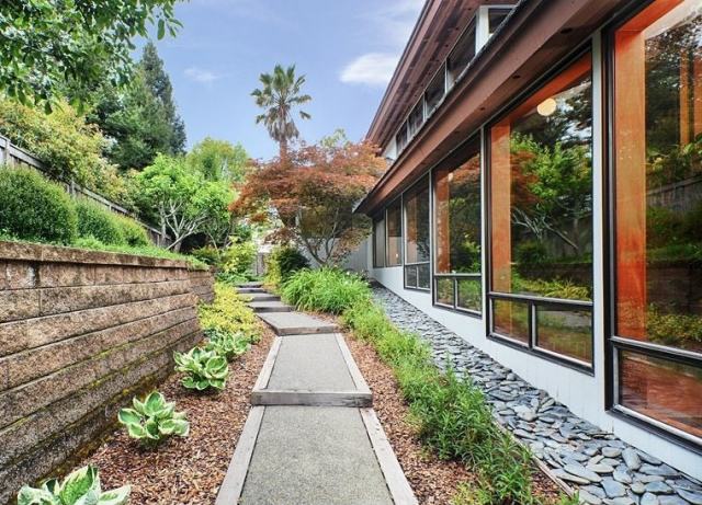 hus-på-sluttningen-sätt-plattor-lägga-håll-vägg-gjorda av-sten-succulenter