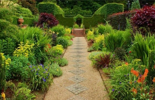 Färgglada-mix-i-trädgården-dekorativa-stig-design-snyggt-klippa-häck-växter