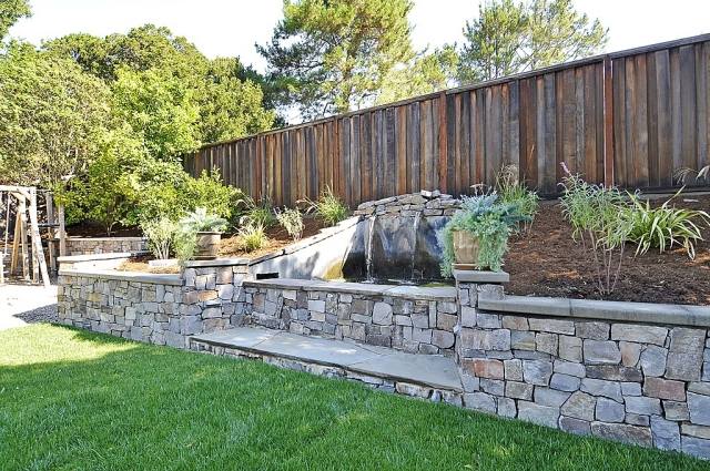 Vattenspel-i-trädgården-stöd-väggen-sten-trä-staket-perfekt-integritetsskydd