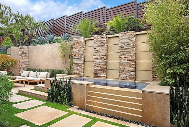 Stegstenar - betongplattor - vattenfunktioner - idéer om skydd av integritet i trädgården