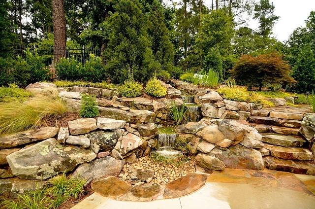 Trädgård-med-vatten-källa-vatten funktioner-naturligt-magnifika perenner
