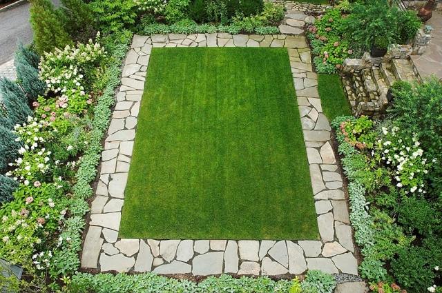 Nära-naturlig-trädgård-design-med-terrass-planterad-gräsmatta-område-rektangulär