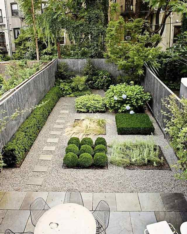 trädgård-idéer-design-grus-stig-raka-former-betong-plattor-terrass-metall-stolar