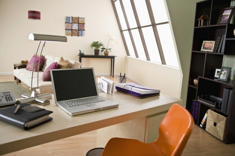 Idéer för kontorsmöbler hemma sluttande tak-bokhylla-arbetsplats-bord lampa-stol
