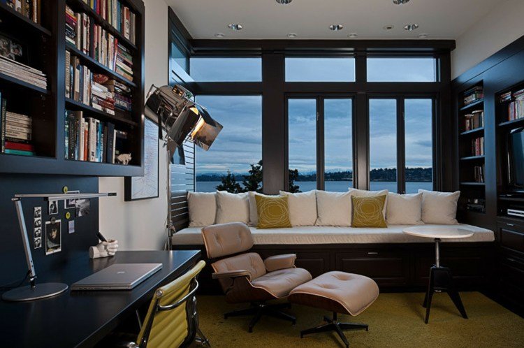 Idéer för kontorsmöbler hemma arbetsbord-bokhylla-vägg-svart-soffa-slappna av fåtölj-pall-fönster-heltäckningsmatta