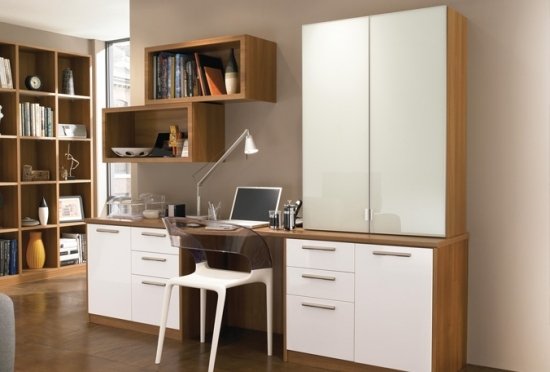 Inredningsidéer för ett hemmakontor på ett vitt, minimalistiskt sätt