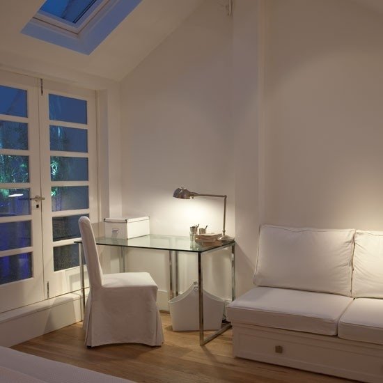 Levande idéer hemmakontor vitt minimalistiskt-modernt sovrum