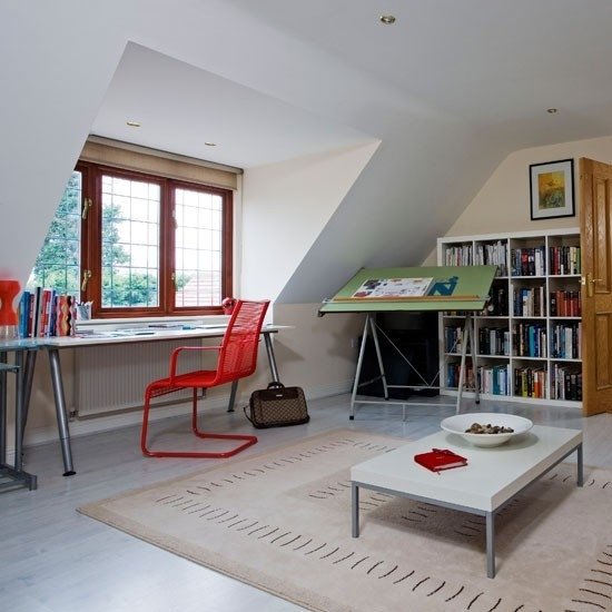 Living idéer hemmakontor rött och vitt minimalistiskt sluttande tak