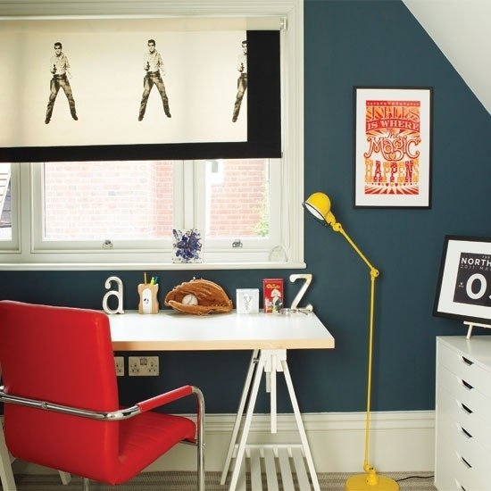 Levande idéer hemmakontor-röd vit-blå kombination-modern golvlampa