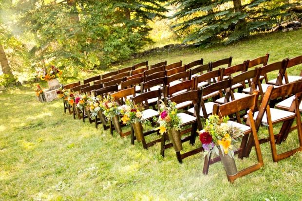Bröllop utanför firar blommor arrangera idéer