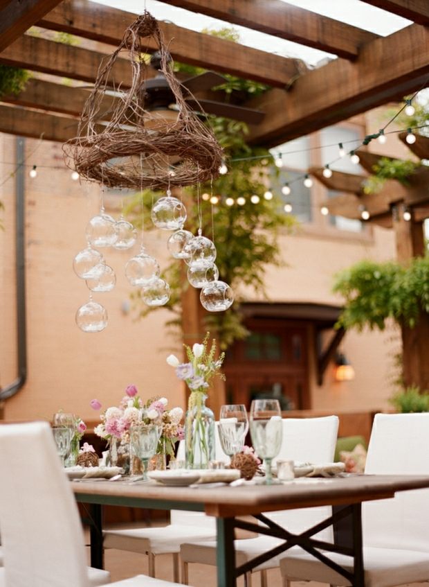 Bord vackra säsongsblommor vaser glasögon vanliga