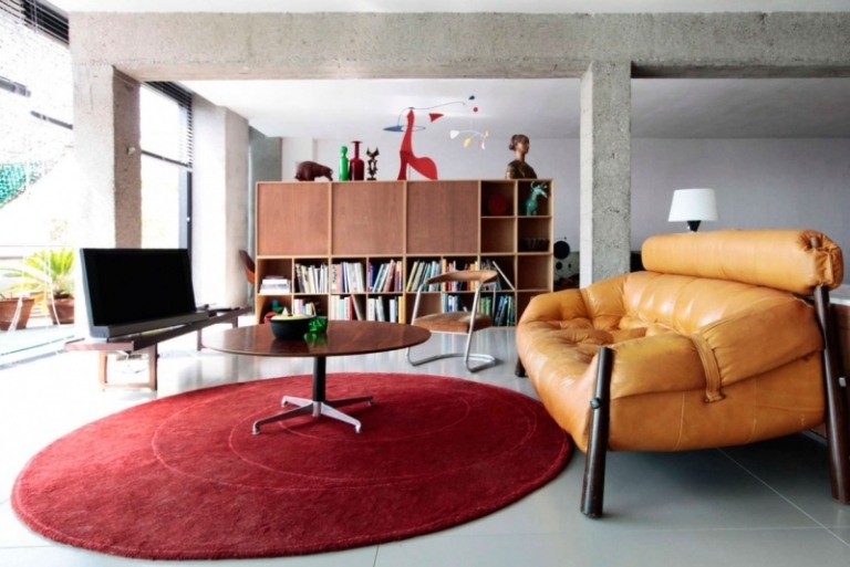 Idéer-vardagsrum-kamel-soffa-rund matta-röd
