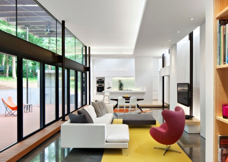Idéer-vardagsrum-gul-rosa-fåtölj-modernt