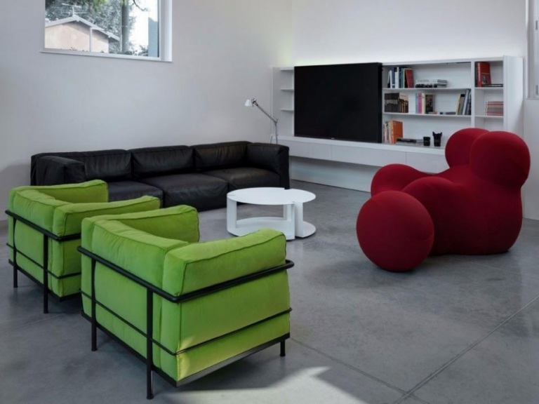 Idéer-vardagsrum-vinröd-fåtölj-gräs-gröna-stolar