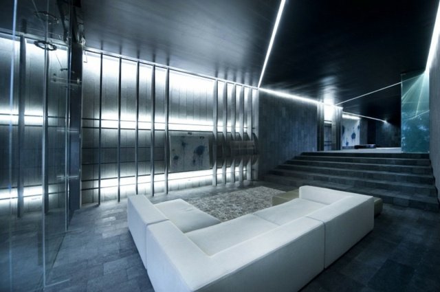 Design vit soffa metall trappa hemmabio