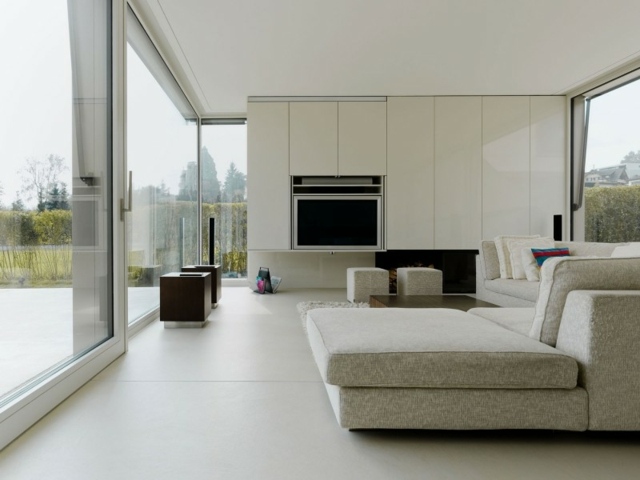 uppsättning grå soffa vit vägg enhet högblank glaserad vägg