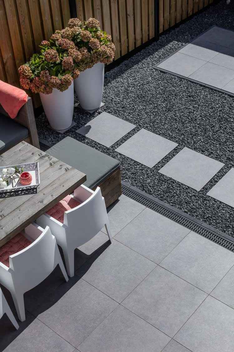 idéer-trädgårdsdesign-modern-monokrom-minimalistisk-grå-klivstenar-småsten-betong