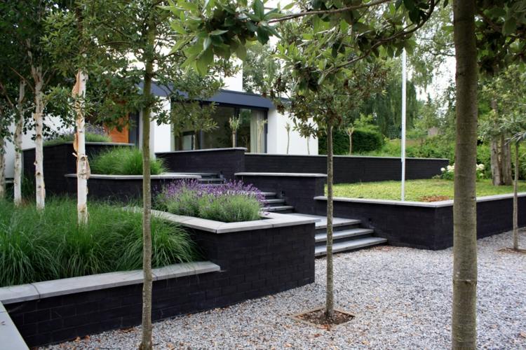 idéer-trädgårdsdesign-modern-sluttning-terrass-sängar-svarta stödväggar