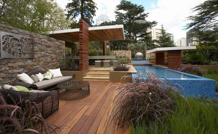 Idéer för trädgårdsdesign modern-gräs-trä-terrass-pool-oändlighet-stenmur