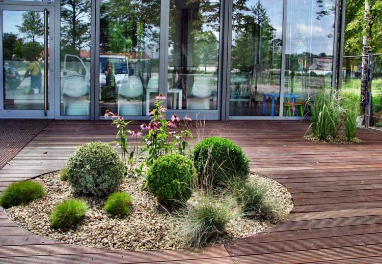 idéer-trädgårdsdesign-modern-rund-säng-terrass-gräs-buskar-buskar-grus