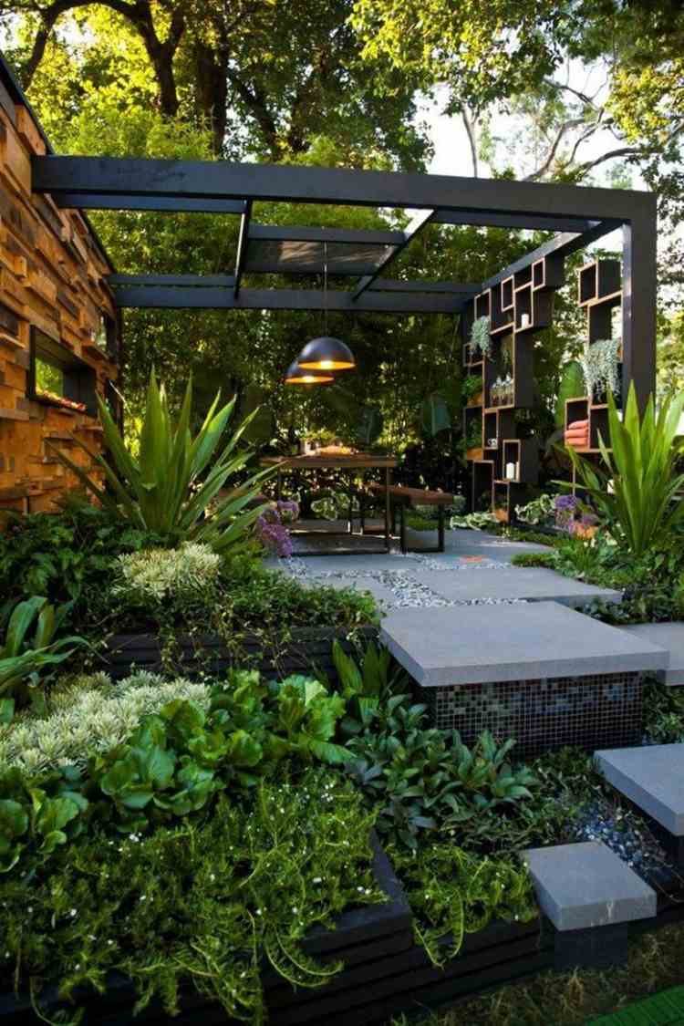 idéer-trädgårdsdesign-modern-frodig-plantering-metall-pergola-stål-svart-mosaik