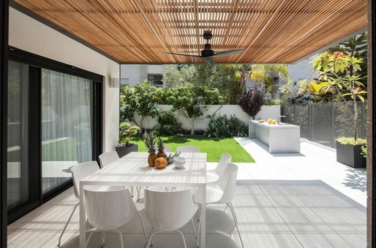 idéer-trädgårdsdesign-modern-terrass-exempel-takläggning-vitt-matbord-utomhus