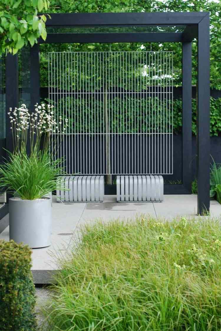 idéer-trädgårdsdesign-modern-pergola-svart-trädgårdselement-blommor-minimalistisk