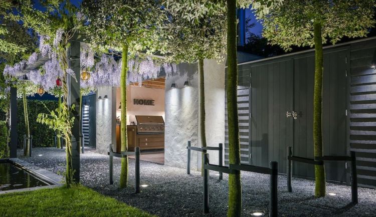 idéer-trädgårdsdesign-modern-belysning-pergola-blåregn-skjul