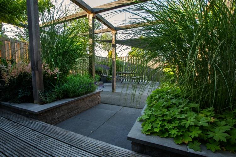 idéer-trädgård-design-moderna-trä-element-högt gräs