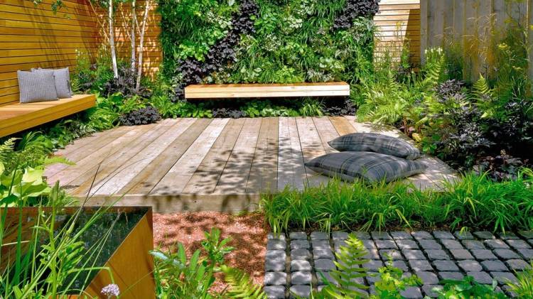 idéer-trädgård-design-modern-liten-terrass-trottoar-trä-bänkar-vertikal-trädgård
