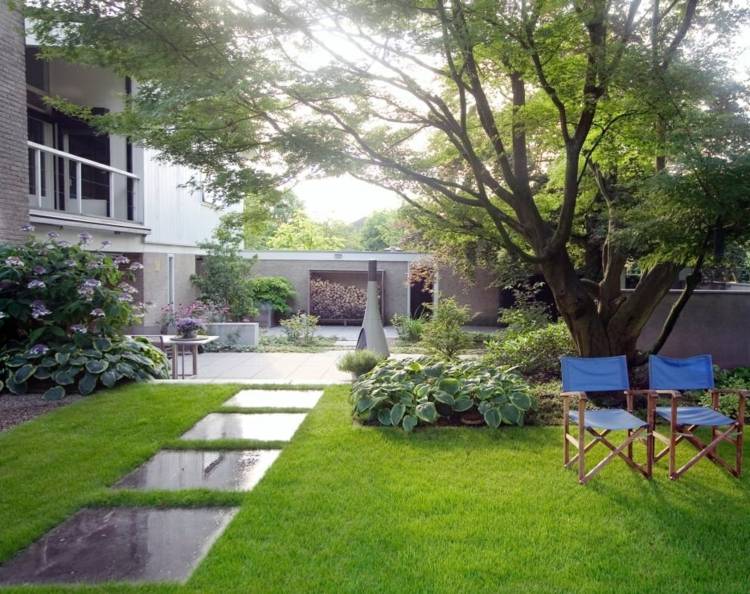 idéer-trädgård-design-moderna-kliv-sten-deco-trädgård-stig-högglans-gräsmatta-vård