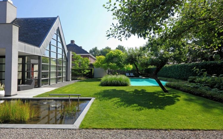 idéer-trädgårdsdesign-modern-damm-pool-enklare-gräsmatta-lättskött