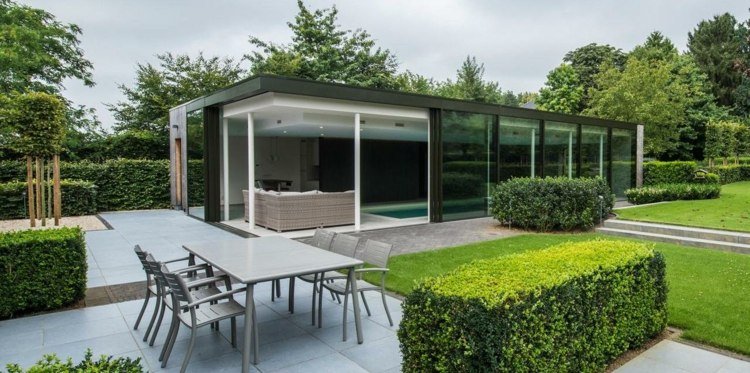 idéer-trädgårdsdesign-modern-enkel-plantering-häckar-accenter-matbord-pool-skjutbara fönster