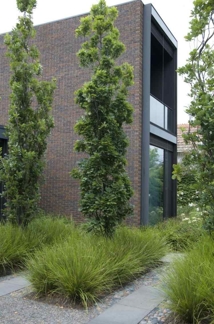 idéer-trädgård-design-moderna-pelare-träd-höga-gräs-växter